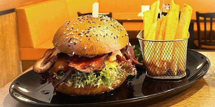 Bacon BBQ burger a farmářské hranolky pro 1 i 2 osoby v Chrudimi
