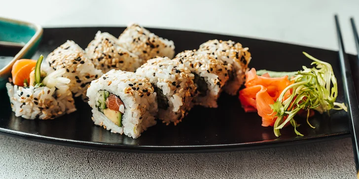 Sushi sety s 24 až 58 ks: maki, nigiri, velké smažené rolky i minizávitky a mořské řasy