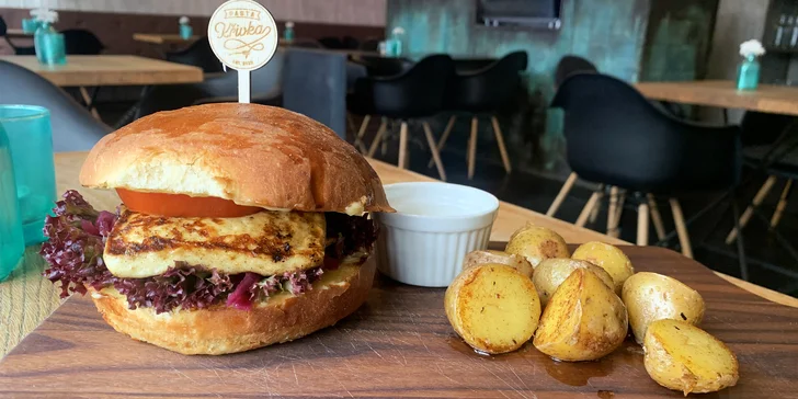 Burger s hovězím nebo halloumi, opečené brambory na másle a tatarka pro 1 či 2 osoby