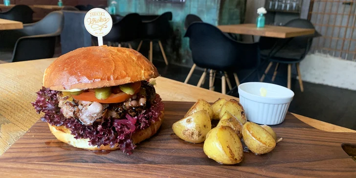 Burger s hovězím nebo halloumi, opečené brambory na másle a tatarka pro 1 či 2 osoby