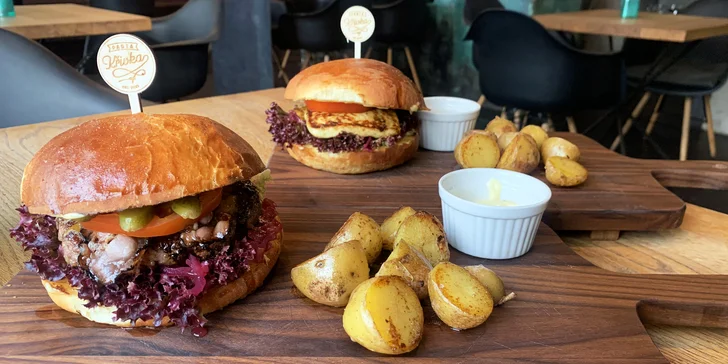 Burger s hovězím nebo halloumi, opečené brambory na másle a tatarka pro 1 či 2 osoby