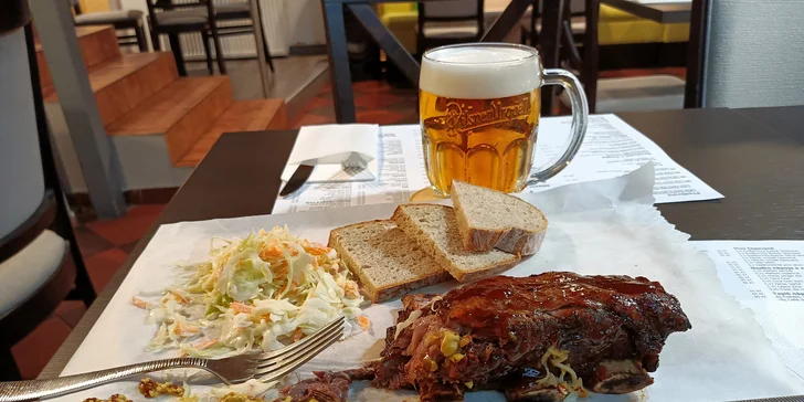 Pochoutka pro masožravce: hovězí žebra v BBQ omáčce s chlebem a pivo pro 1 i 2 osoby