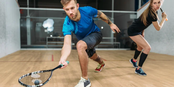 Dopolední squash v Chrudimi: pronájem kurtu, půjčení raket i míčků a iontový nápoj pro dva