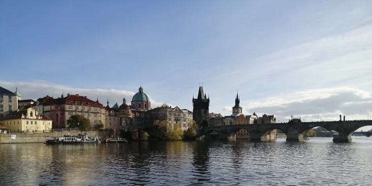 Vyhlídkové plavby po Vltavě pro děti i dospělé, některé i s proseccem, rautem a hudbou