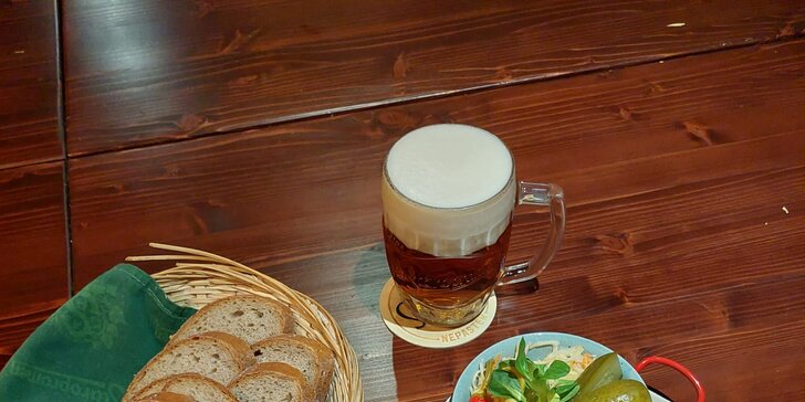 Vepřová žebra teriyaki o váze 1 kg, košík chleba, zelenina i dvě piva