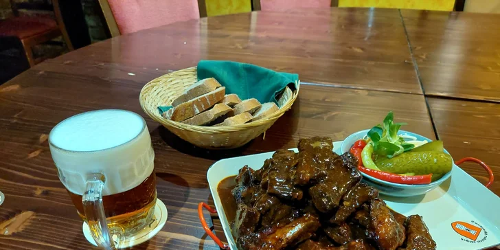 Vepřová žebra teriyaki o váze 1 kg, košík chleba, zelenina i dvě piva