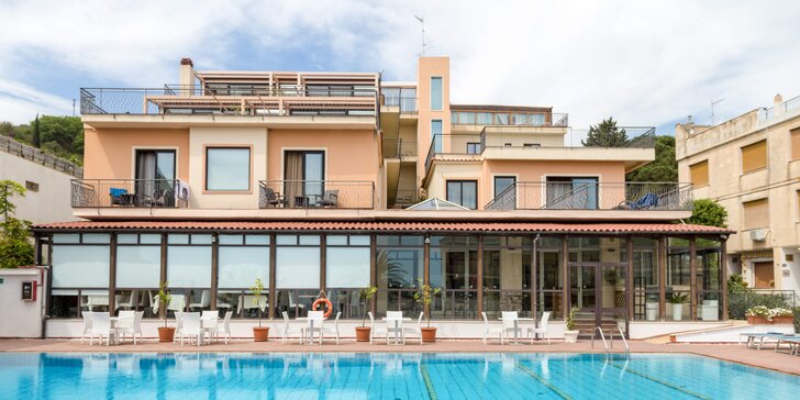 Letní dovolená na Sicílii: hotel jen 4 minuty chůzí od moře, jedno dítě do 4,9 let zdarma