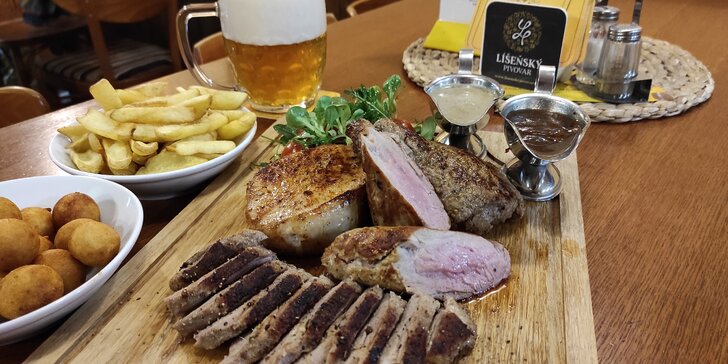 Steakové prkno v Líšeňském pivovaru: 4 druhy masa, přílohy a omáčky pro 2 nebo 4 osoby