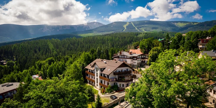 Poznejte Karpacz a krásu polských Krkonoš: horský pobyt s polopenzí či snídaní a wellness