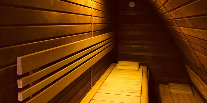 Hodina relaxu v privátní sauně a neomezený čas strávený ve fitku pro dvě osoby