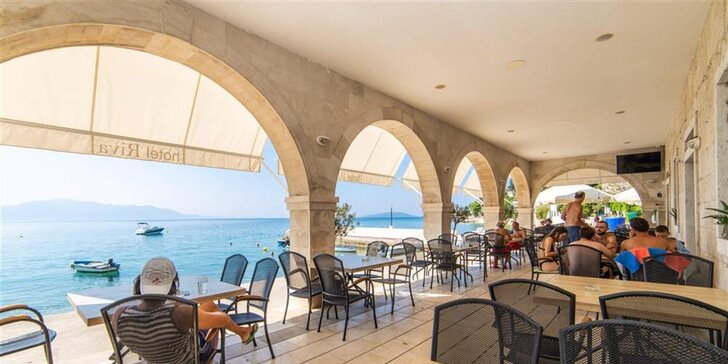 S rodinou na Makarskou riviéru: rodinný hotel s restaurací na pláži, krásný výhled na moře, polopenze