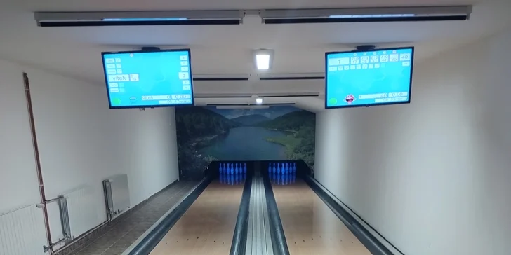 Hodina bowlingu a prkno se stripsy, řízky, hranolky i cibulovými kroužky a pečivem