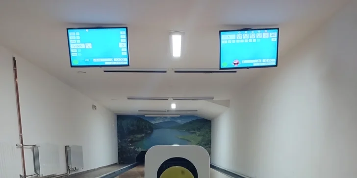 Hodina bowlingu a prkno se stripsy, řízky, hranolky i cibulovými kroužky a pečivem