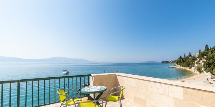 S rodinou na Makarskou riviéru: rodinný hotel s restaurací na pláži, krásný výhled na moře, polopenze