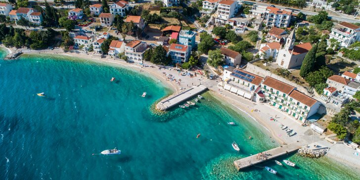 Dovolená u chorvatského Gradacu: rodinný hotel s restaurací na pláži, nádherný výhled na moře, polopenze