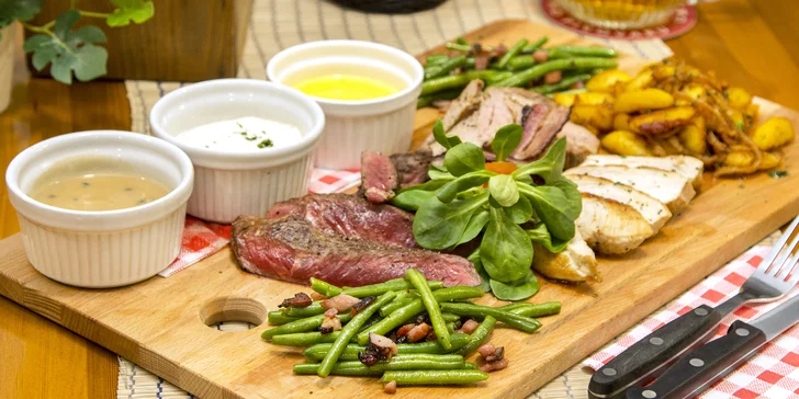 Masová fošna se 3 druhy masa: 500 či 1000 g, fazolky se slaninou a pečené brambory s cibulí