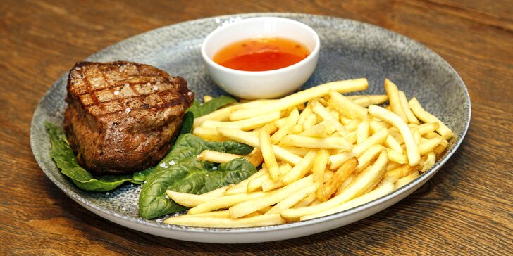 Pořádná porce steaku na grilu pro 1 i 2 osoby: hovězí svíčková i roast beef s hranolky, kroketami či rýží