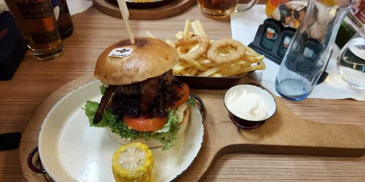 Telecí cheeseburger, cibulové kroužky, kukuřice, hranolky i s pivem či Birellem pro 1 či 2 osoby