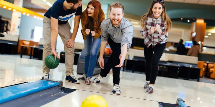 Hodina bowlingu a prkno se stripsy, řízky, hranolky i cibulovými kroužky a pečivem