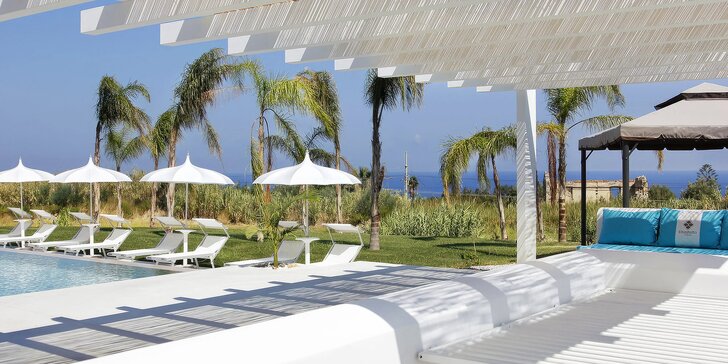 Luxusní resort u moře v Kalábrii: snídaně i panoramatický bazén, možnost transferu z/na letiště