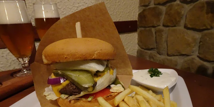 Hovězí burger, hranolky a degustace řemeslných piv pro 1 osobu