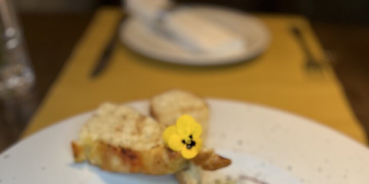 Telecí tataráček s lanýžovým máslem či svíčková s baby karotkou v podniku na Vinohradech