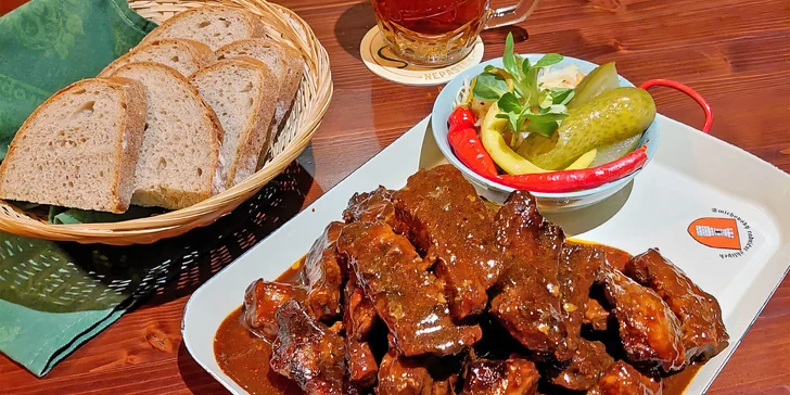 Vepřová žebra teriyaki o váze 1 kg, košík chleba, zelenina i dvě piva