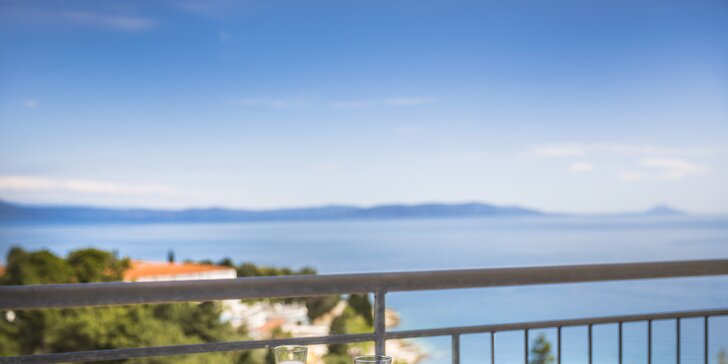 Dovolená s polopenzí v Rabacu na Istrii: hotel 70 metrů od pláže, venkovní a dětský bazén