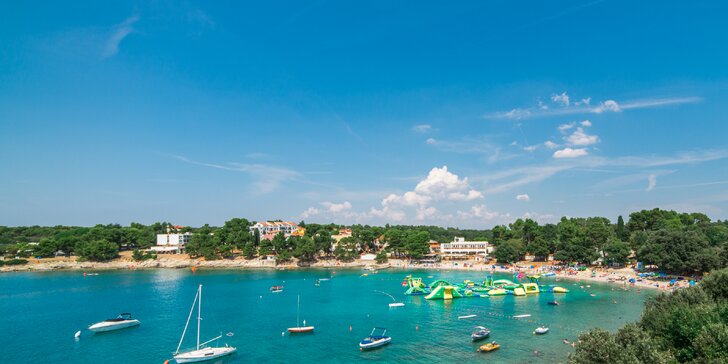 Dovolená u chorvatské Puly: ubytování přímo na pláži i snídaně