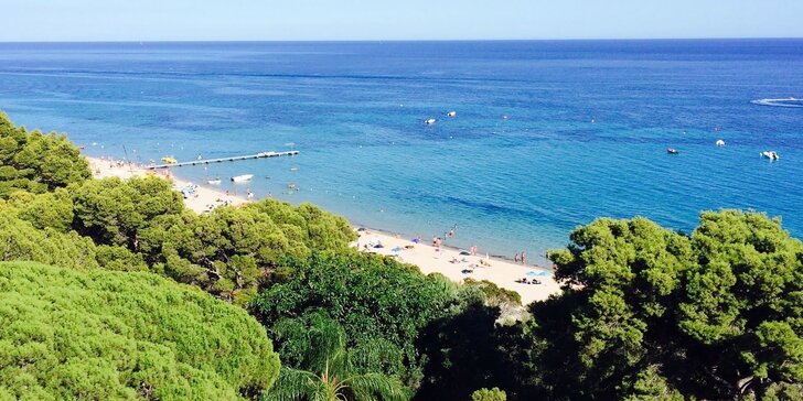 Dovolená na Sardinii: hotel u moře s privátní pláží, plavecký a dětský bazén, snídaně