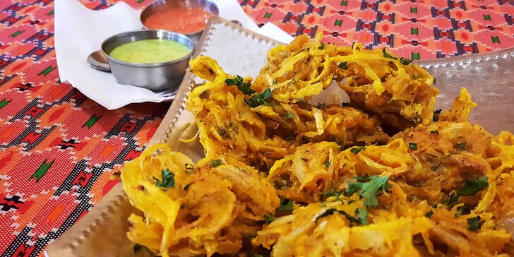 Indicko-nepálské menu pro dva: onion bhaji nebo polévka, hlavní chod s masem či bez a dezert