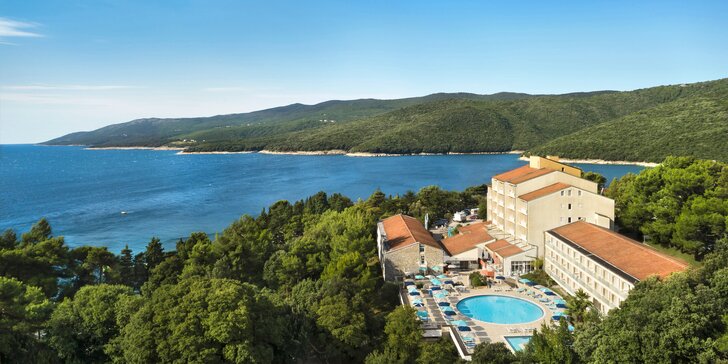 Dovolená s polopenzí v Rabacu na Istrii: hotel 70 metrů od pláže, venkovní a dětský bazén