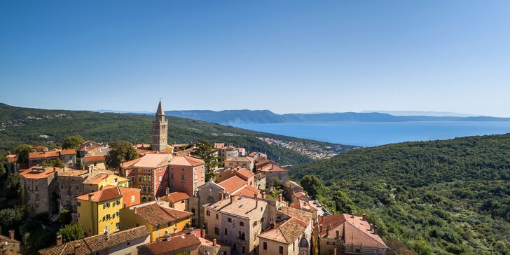 Rabac na Istrii: hotel 70 m od pláže, venkovní a dětský bazén, polopenze a brunch, first minute sleva