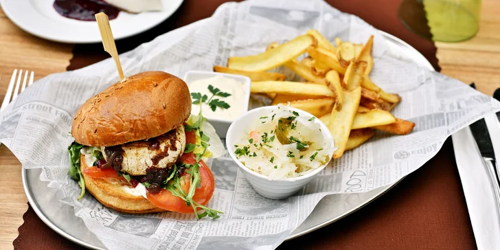 Posezení u Karlova mostu: burger podle výběru, hranolky, salát a cheesecake