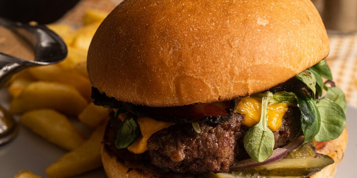 Burgery pro 1 nebo 2 osoby v zámecké restauraci: šťavnaté maso i vegetariánská varianta