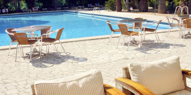 Dovolená na Sardinii: hotel u moře s privátní pláží, plavecký a dětský bazén, snídaně