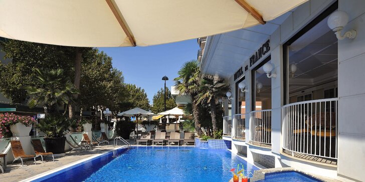 Rimini: 3* hotel s bazénem u pláže, možnost snídaně, pobyt pro 2 děti zdarma