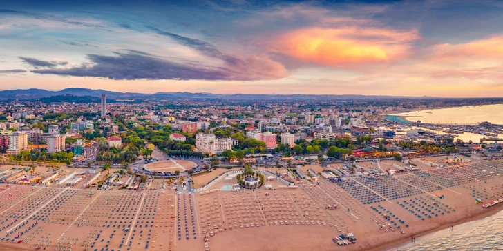 Pobyt v Rimini: 3* hotel hned u pláže, snídaně v ceně a neomezený vstup do bazénu