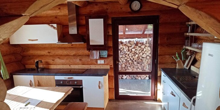 Ubytování v kanadském srubu v Jeseníkách až pro 10 osob: kuchyňka i termální káď a sauna