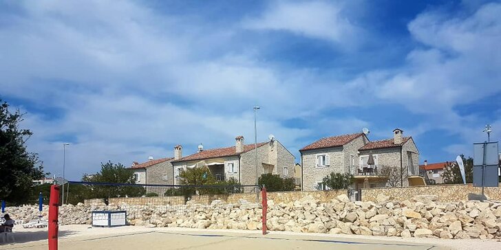 Pěkně zařízené apartmány až pro 6 osob kousek od pláže na jihu Istrie