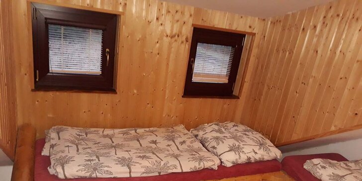 Ubytování v kanadském srubu v Jeseníkách až pro 10 osob: kuchyňka i termální káď a sauna