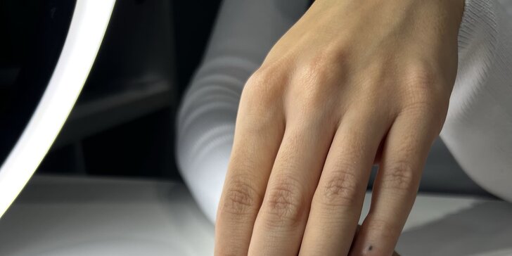 Péče o ruce a nehty: přístrojová manikúra i s lakováním či modelací nehtů s nail artem