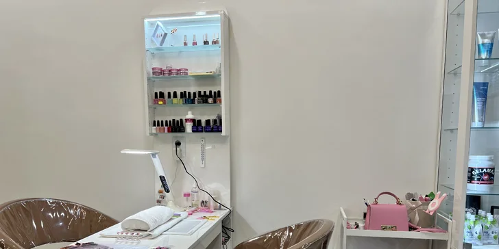 Péče o ruce a nehty: přístrojová manikúra i s lakováním či modelací nehtů s nail artem