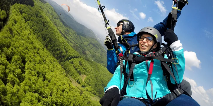 Vyleťte až do oblak: paraglidingový tandemový let na míru