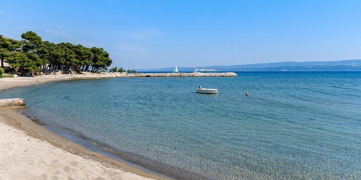 Letní pobyt na 7 nocí plný koupaček v moři: apartmány 9 min chůzí od pláže, 30 min autem od Splitu