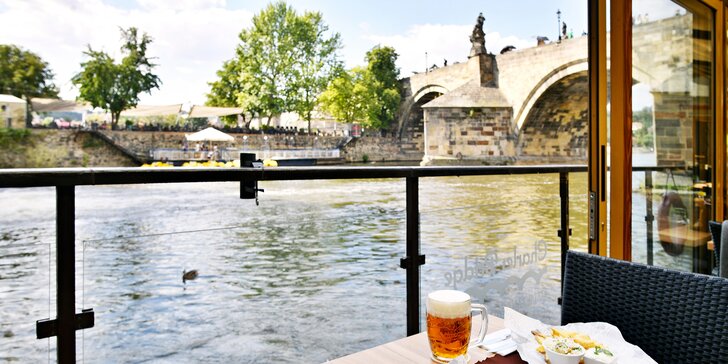 Menu s výhledem na Karlův most: pečená žebra nebo křídla, hranolky i pivo