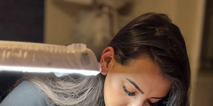 Permanentní make-up: kontura a stínování rtů, microblading a microshading obočí