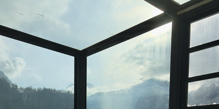 Jednodenní výlet k vyhlášeným termálním pramenům Aqua Dome v tyrolských Alpách