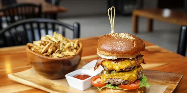 Past na pořádný hlad: 2x hovězí XXL burger s domácími hranolky a čokoládový fondant