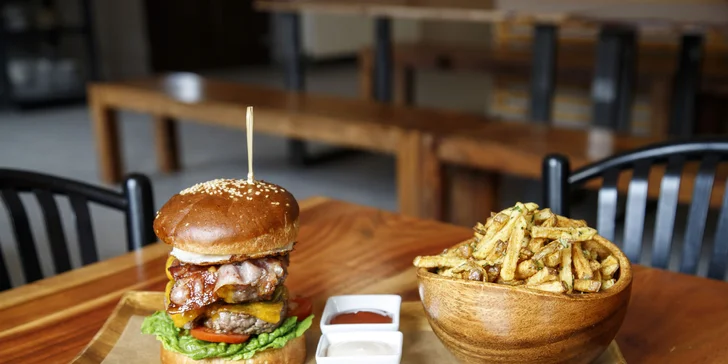 Past na pořádný hlad: 2x hovězí XXL burger s domácími hranolky a čokoládový fondant